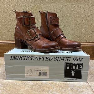 Frye Sabrina Distressed Double Buckle Boot (Saddle Color)(Size 7.5)